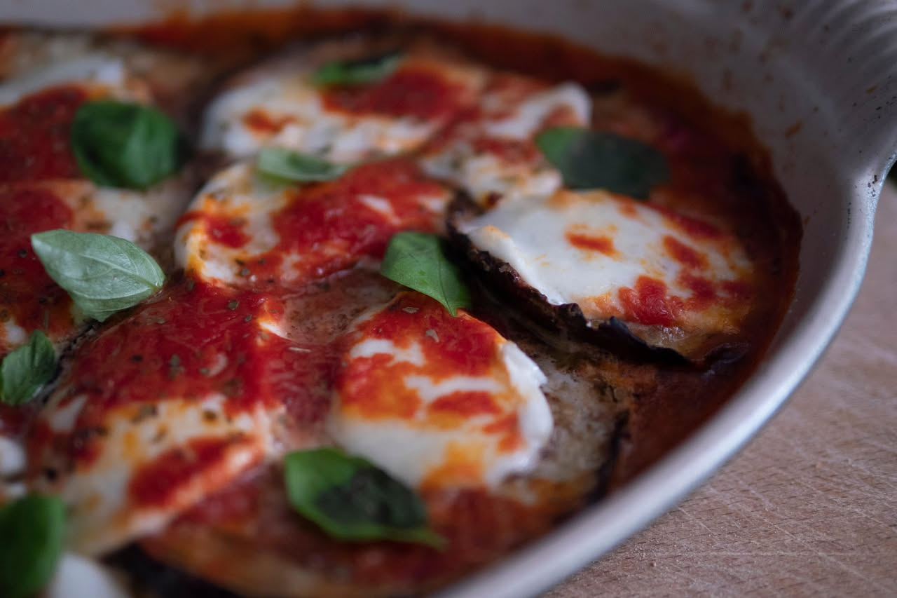 Da dove viene la parmigiana di melanzane: le origini del piatto