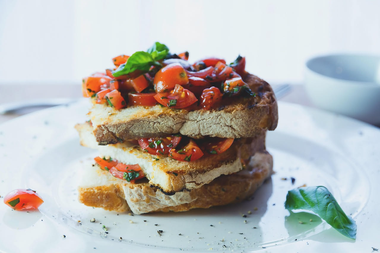 Pane con pomodoro e basilico