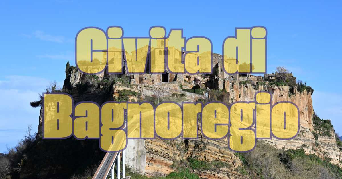 Fetta di anguria rossa con semi neri su sfondo bianco, gocce d'acqua fresca sulla superficie, polpa succosa ben visibile