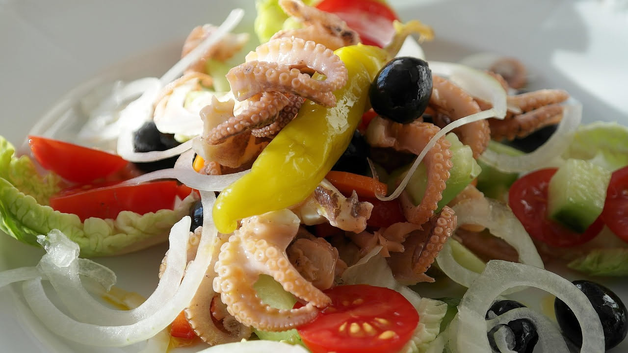 Qual è l'origine dell'insalata di mare estiva: le radici marinare