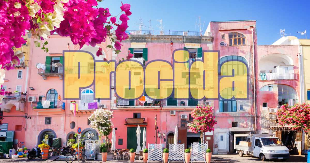 Granita siciliana ai pistacchio servita in una coppetta bianca, con una brioche al lato, sotto il sole della Sicilia, con sfondo mare azzurro sfocato
