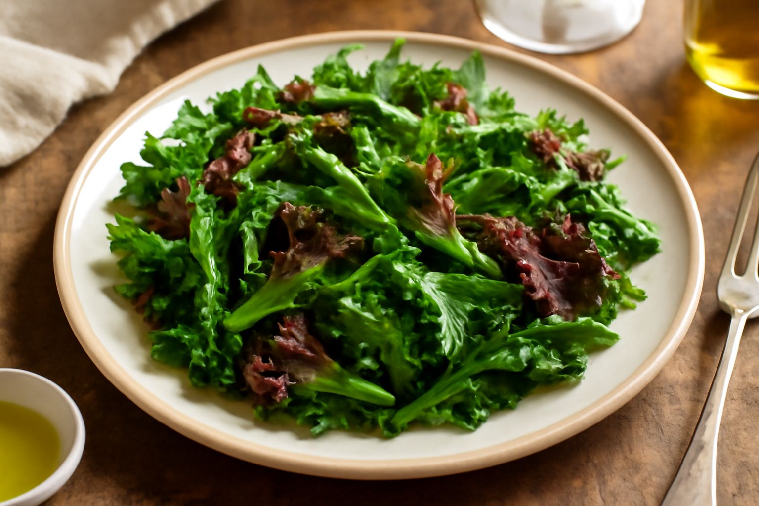 Insalata di cicoria cruda in una ciotola bianca, con foglie verde scuro frastagliate, condita con olio d'oliva dorato, fette di mela gialla e noci spezzettate
