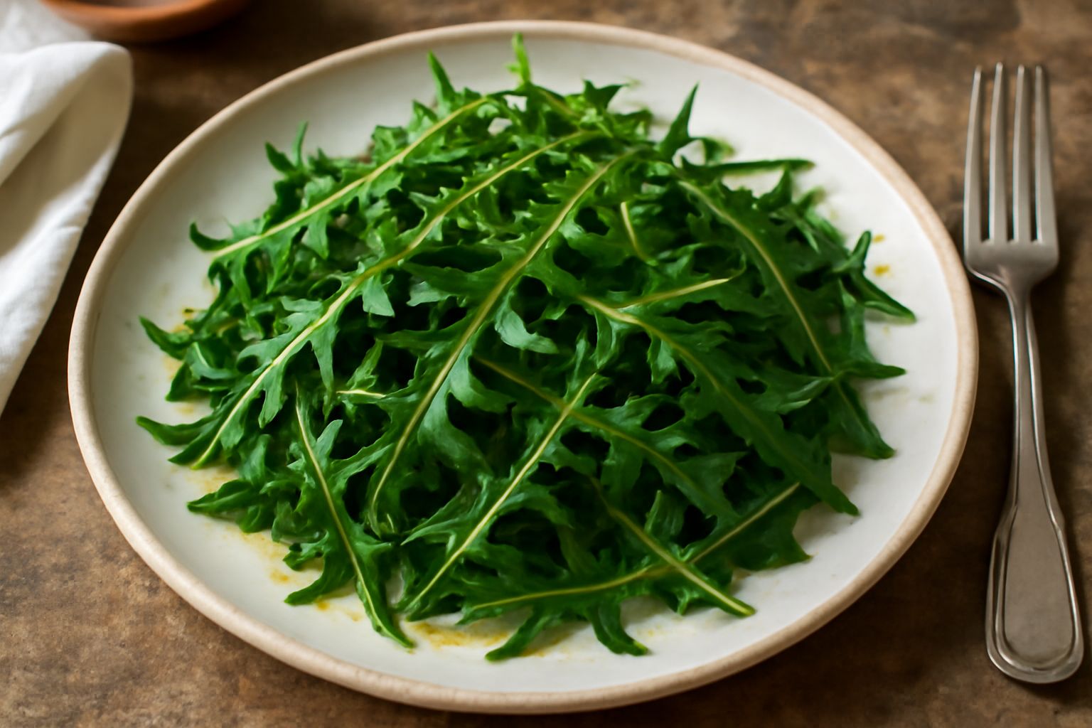 Insalata di rucola selvatica servita in una ciotola bianca, foglie verde scuro croccanti, condita con olio dorato e scaglie di parmigiano, limone a fette sullo sfondo